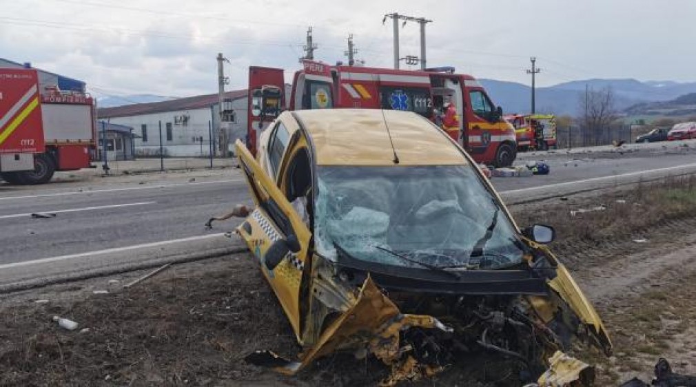 Trei morți după impactul frontal dintre două autoturisme