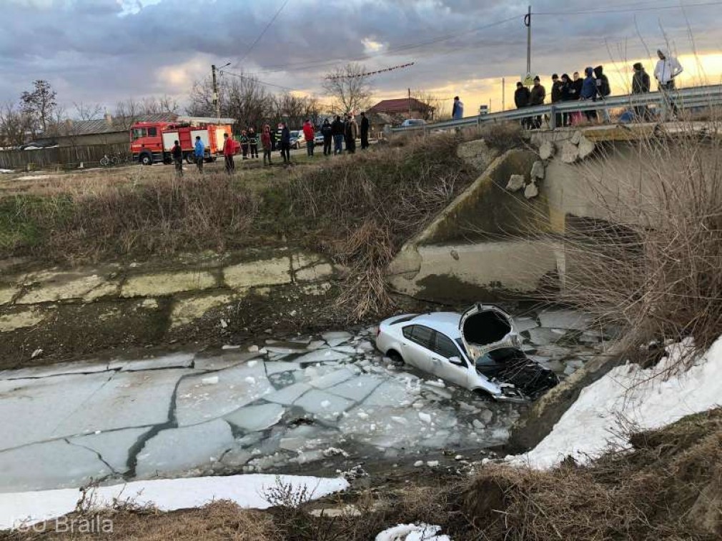 Mașină căzută într-un canal de irigații