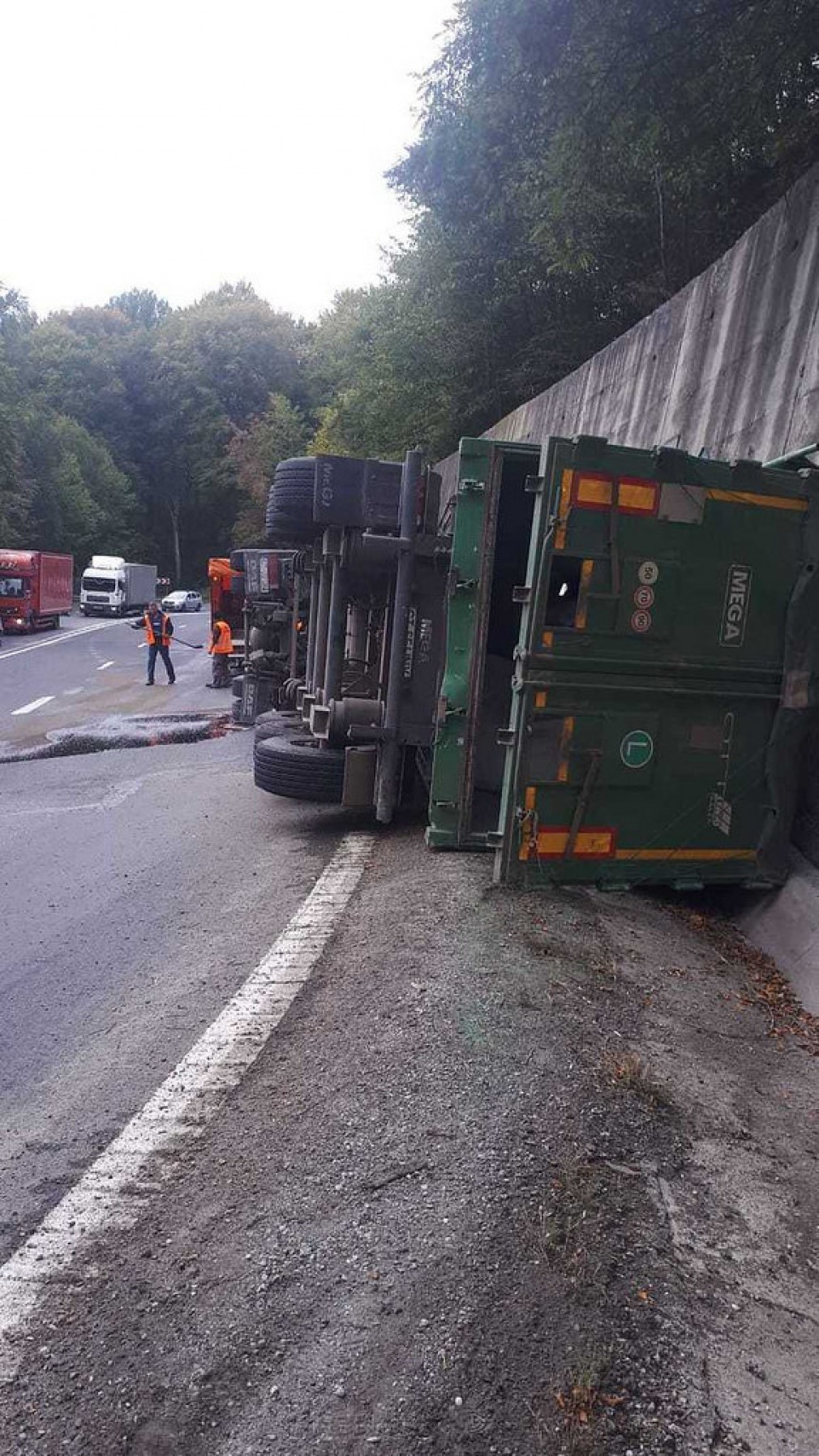 FOTO: Camion răsturnat la Brașov