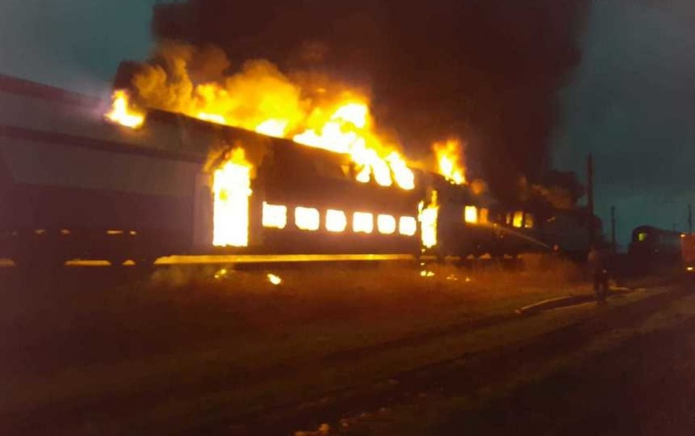 Incendiu la un vagon cu 56 tone de benzină; traficul feroviar între Buşteni şi Azuga - blocat